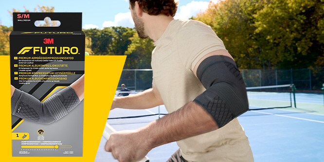 Tennisspiller som bruker FUTURO Premium albuekompresjonsstøtte, med produktpakken synlig
