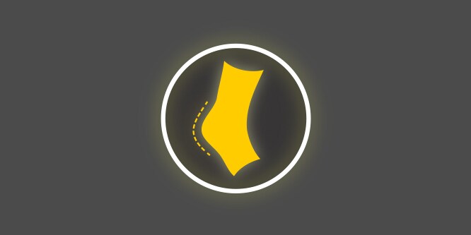 Gult og hvitt ikon med en hæl inne i en sirkel, på mørkgrå bakgrunn, som viser redusert gnissing og friksjon.
